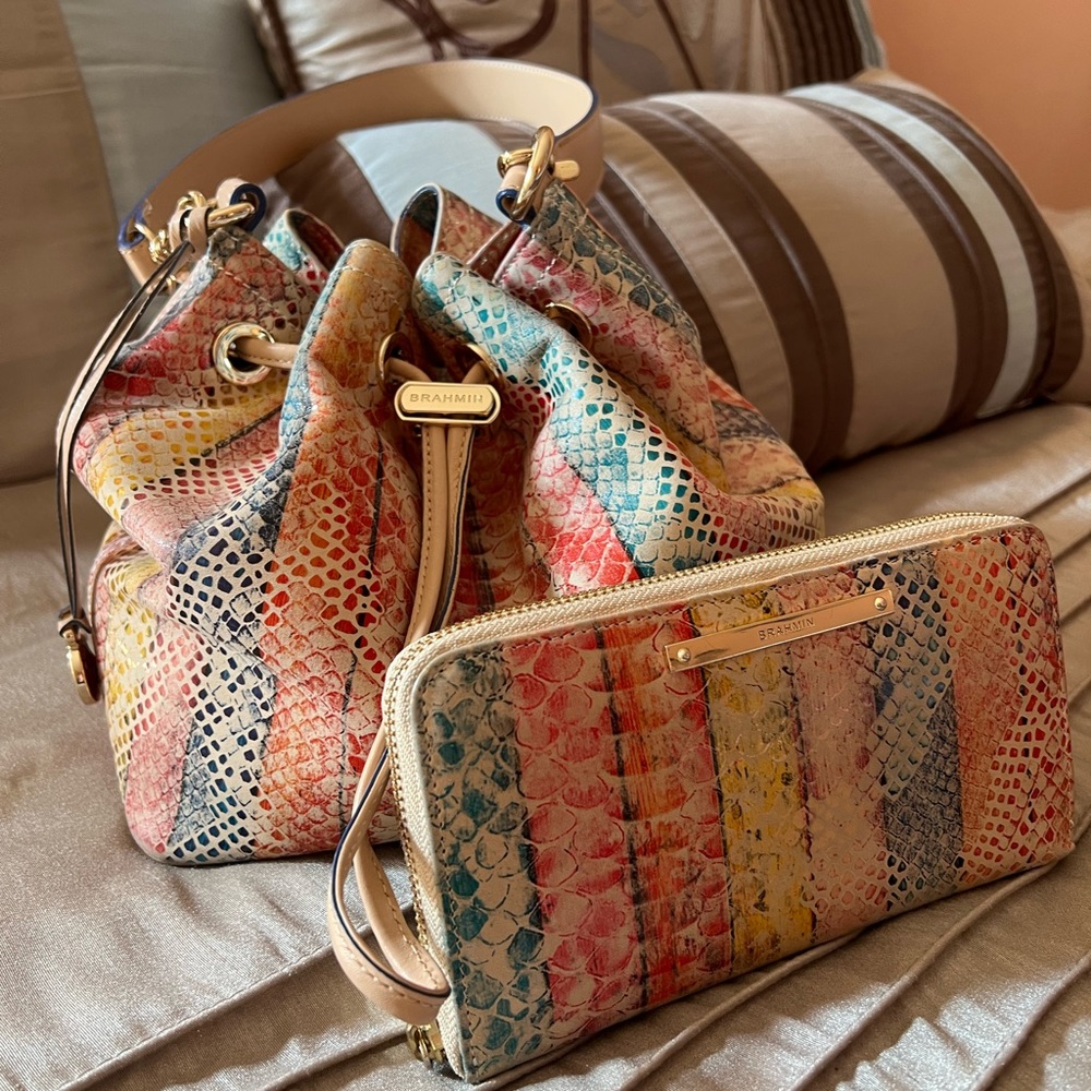 EUC BRAHMIN Cinch purse w/matching wallet.  Was not used by me.  Dust bag too!!!